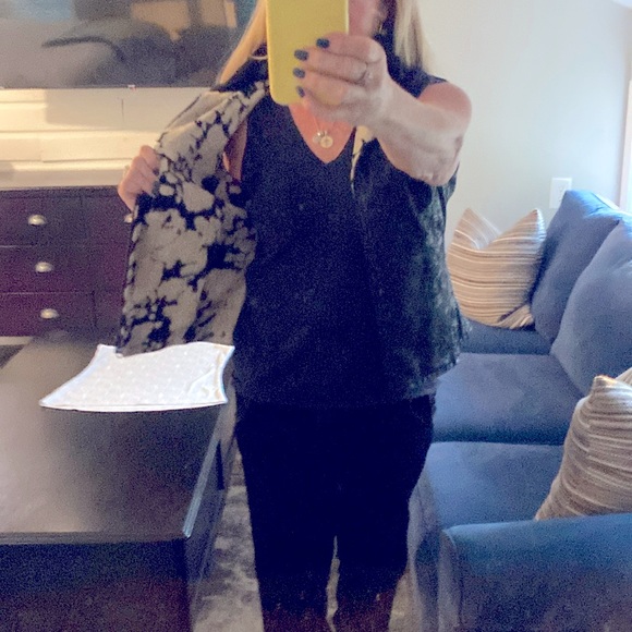 Boutique Reversible Leather Embossed and Faux Fur Cow Hide Vest GORGEOUS - Picture 5 of 12